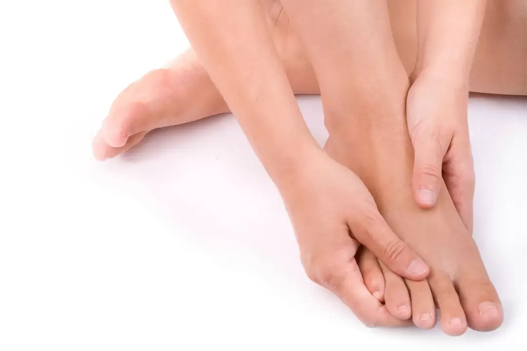 applying Hondro Sol Valgus spray against hallux valgus